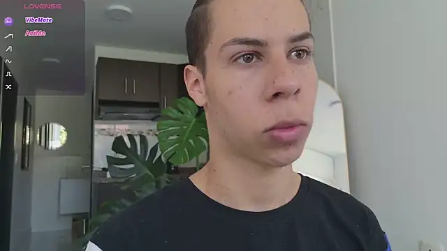 Snapshot of grey___27 chatting on 10-21-25, 05:46 grey 27 online show from 10-21-25, 05:46