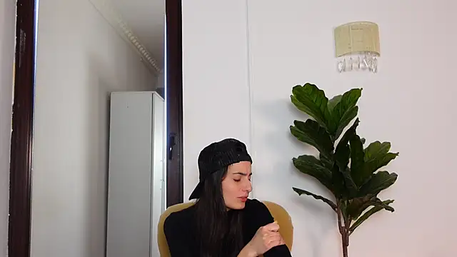 Snapshot of NinaCrystal1 chatting on 12-15-25, 08:18 NinaCrystal1 online show from 12-15-25, 08:18