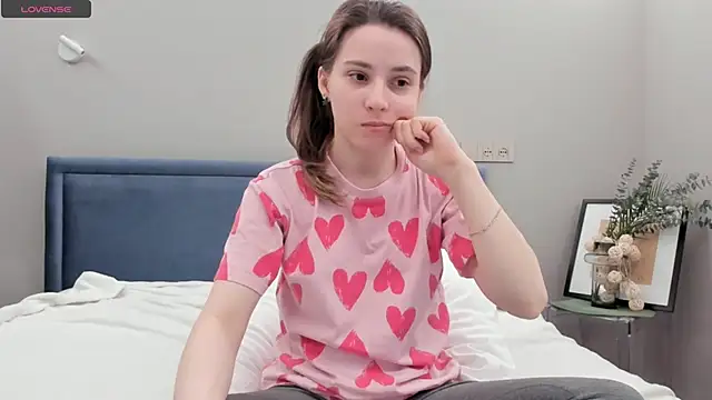 DonnaBurkee online show from 03-08-25, 04:06