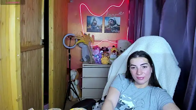 Fiery Brunette  online show from 11-30-25, 06:28