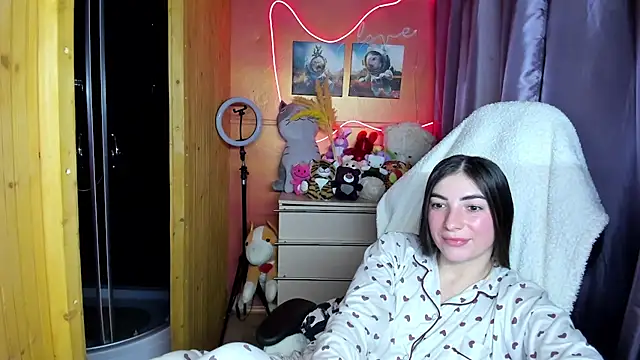 Fiery Brunette  online show from 01-18-26, 07:45