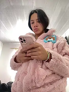 Snapshot of hannahb-e chatting on 02-17-26, 04:24 hannahb-e online show from 02-17-26, 04:24