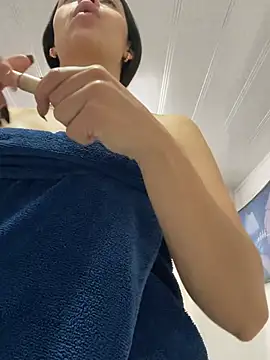 Snapshot of hannahb-e chatting on 03-11-26, 12:44 hannahb-e online show from 03-11-26, 12:44