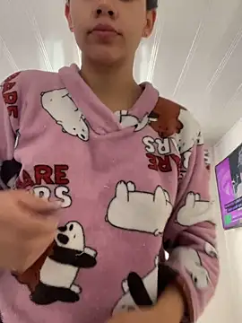 Snapshot of hannahb-e chatting on 04-01-26, 01:52 hannahb-e online show from 04-01-26, 01:52