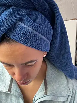 Snapshot of hannahb-e chatting on 04-02-26, 02:37 hannahb-e online show from 04-02-26, 02:37