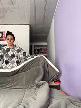 Snapshot of hannahb-e chatting on 04-16-26, 03:46 hannahb-e online show from 04-16-26, 03:46