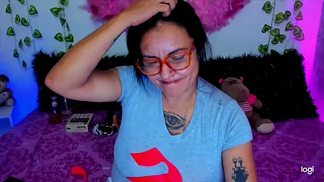 Snapshot of MegamKim chatting on 11-11-25, 01:49 MegamKim online show from 11-11-25, 01:49