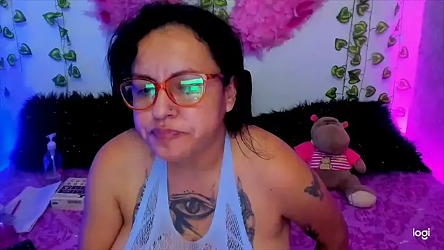 Snapshot of MegamKim chatting on 11-19-25, 01:27 MegamKim online show from 11-19-25, 01:27