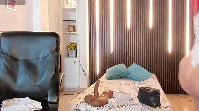 victoria mooree online show from 10-18-25, 04:41