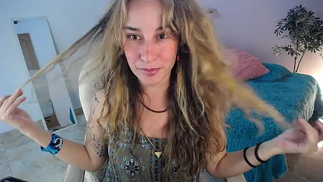 Paula Paz online show from 10-08-25, 02:25