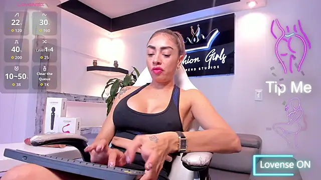 AnaRuiz online show from 10-12-25, 01:32