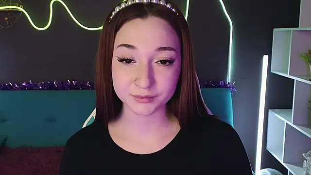 Snapshot of YasmineWest chatting on 12-22-24, 06:39 YasmineWest online show from 12-22-24, 06:39