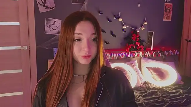 Snapshot of YasmineWest chatting on 10-19-25, 08:15 YasmineWest online show from 10-19-25, 08:15