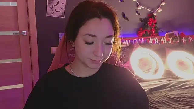 Snapshot of YasmineWest chatting on 10-27-25, 02:04 YasmineWest online show from 10-27-25, 02:04