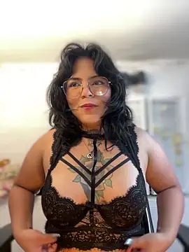 JulianaCastillo online show from 12-31-24, 05:11