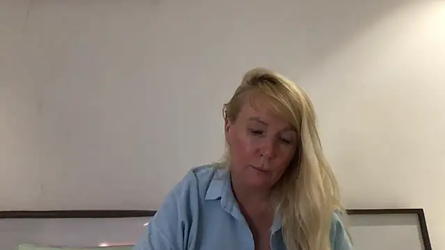 EmmaInLove23 online show from 02-11-25, 11:43