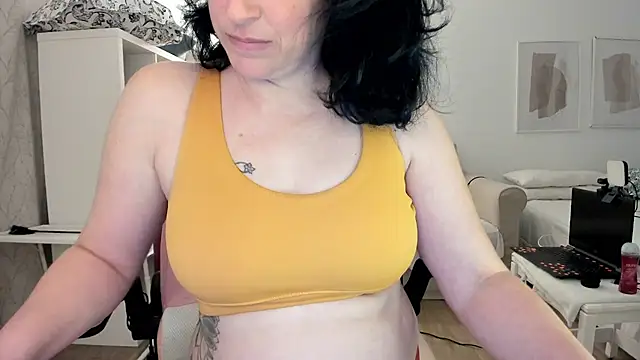 Snapshot of emmita69_ chatting on 03-06-25, 07:10 emmita69 online show from 03-06-25, 07:10