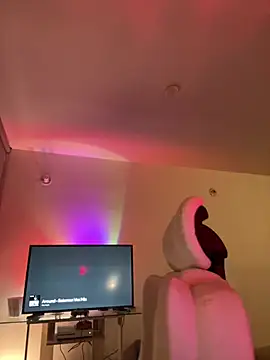 Snapshot of PetitLumiere chatting on 01-28-25, 01:29 PetitLumiere online show from 01-28-25, 01:29