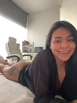 Snapshot of PetitLumiere chatting on 02-14-25, 06:51 PetitLumiere online show from 02-14-25, 06:51