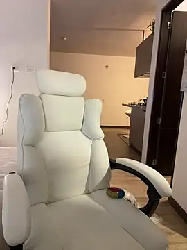 Snapshot of PetitLumiere chatting on 02-28-25, 01:26 PetitLumiere online show from 02-28-25, 01:26