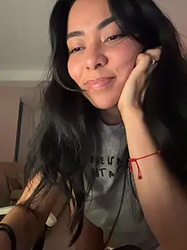 Snapshot of PetitLumiere chatting on 10-17-25, 04:04 PetitLumiere online show from 10-17-25, 04:04