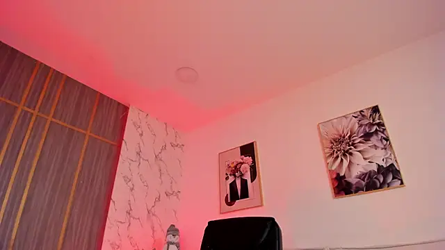 Snapshot of Dollar-girl chatting on 12-18-25, 03:40 Dollar-girl online show from 12-18-25, 03:40