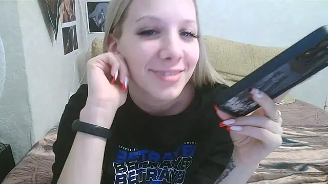 Snapshot of -GoldenGirl- chatting on 03-05-25, 12:33 -GoldenGirl- online show from 03-05-25, 12:33