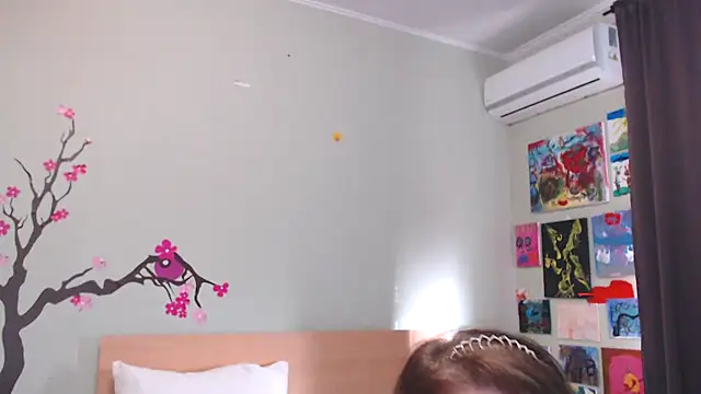 Snapshot of genialwomen chatting on 12-23-24, 09:05 genialwomen online show from 12-23-24, 09:05