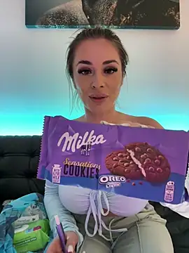 Snapshot of IsabellaEtthan chatting on 10-18-25, 05:25 IsabellaEtthan online show from 10-18-25, 05:25