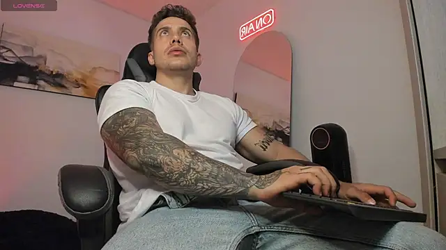 Snapshot of LucianSinclair chatting on 12-27-24, 12:39 LucianSinclair online show from 12-27-24, 12:39