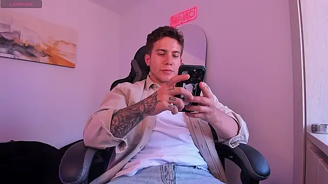 Snapshot of LucianSinclair chatting on 01-12-25, 10:22 LucianSinclair online show from 01-12-25, 10:22