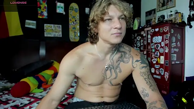 Snapshot of Tom_Krakow chatting on 10-16-25, 03:24 Tom Krakow online show from 10-16-25, 03:24