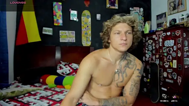 Snapshot of Tom_Krakow chatting on 10-17-25, 03:03 Tom Krakow online show from 10-17-25, 03:03