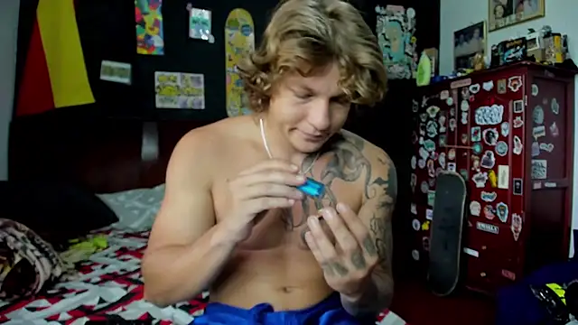 Snapshot of Tom_Krakow chatting on 10-18-25, 04:30 Tom Krakow online show from 10-18-25, 04:30