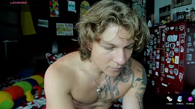 Snapshot of Tom_Krakow chatting on 10-27-25, 07:40 Tom Krakow online show from 10-27-25, 07:40