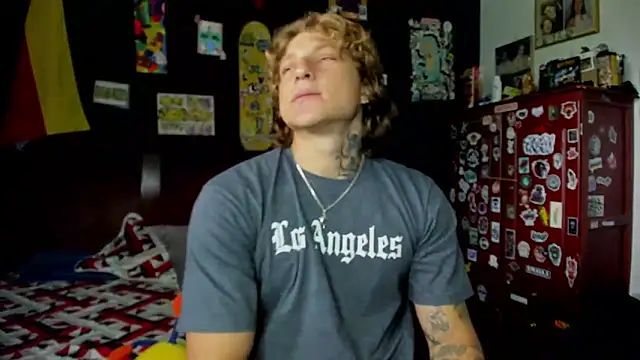 Snapshot of Tom_Krakow chatting on 10-28-25, 03:47 Tom Krakow online show from 10-28-25, 03:47