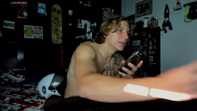 Snapshot of Tom_Krakow chatting on 11-10-25, 09:47 Tom Krakow online show from 11-10-25, 09:47