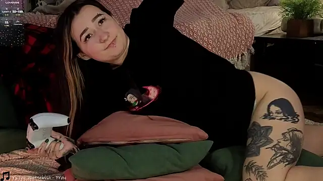 Snapshot of Megan__Hart chatting on 12-20-24, 01:58 Megan Hart online show from 12-20-24, 01:58