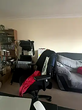 Snapshot of LondonTeffy chatting on 10-30-25, 11:00 LondonTeffy online show from 10-30-25, 11:00