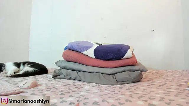 Melaniegirl17 online show from 10-14-25, 07:14