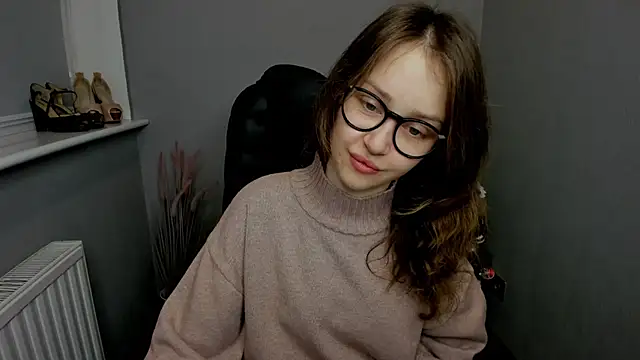 Snapshot of AfinaCutie chatting on 12-28-24, 07:22 AfinaCutie online show from 12-28-24, 07:22