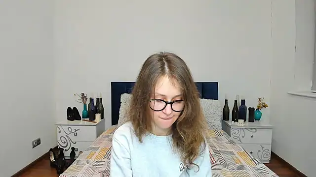 Snapshot of AfinaCutie chatting on 01-21-25, 04:37 AfinaCutie online show from 01-21-25, 04:37