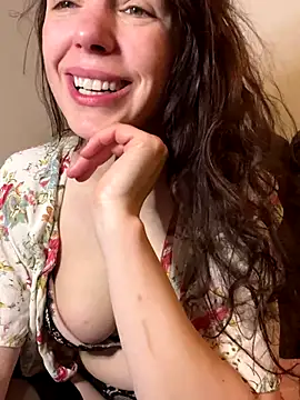 Snapshot of GillKelly chatting on 10-28-25, 07:12 GillKelly online show from 10-28-25, 07:12