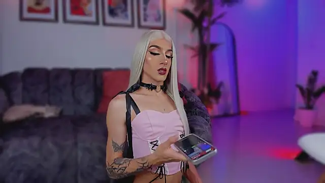 Taylor  foxxx online show from 10-21-25, 04:57