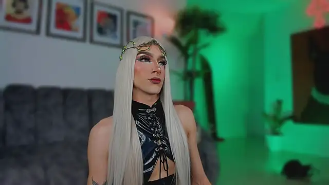 Taylor  foxxx online show from 11-15-25, 06:00