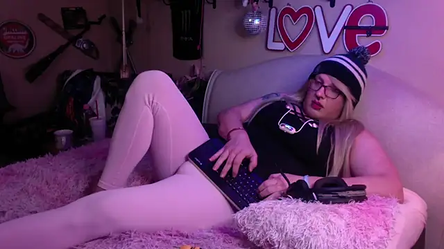 Snapshot of Blakelytgirl chatting on 01-21-25, 08:19 Blakelytgirl online show from 01-21-25, 08:19