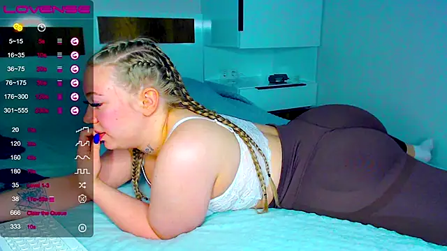 kitti kaattt online show from 10-14-25, 04:13