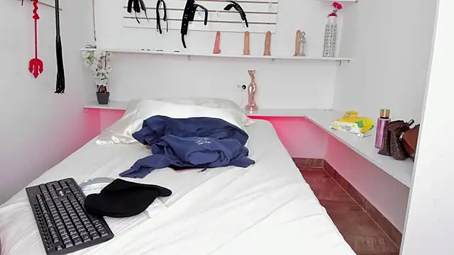 Alejandra Dunn online show from 11-14-25, 02:49