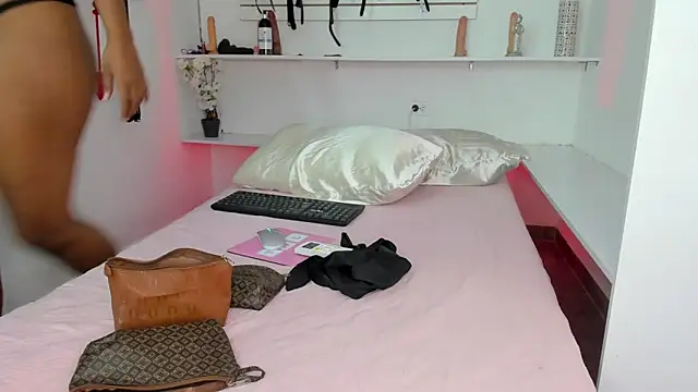 Alejandra Dunn online show from 11-19-25, 02:17