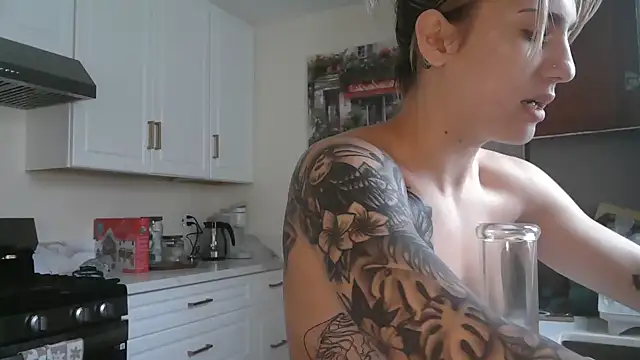 Snapshot of NatalieKneals chatting on 12-17-25, 04:35 NatalieKneals online show from 12-17-25, 04:35